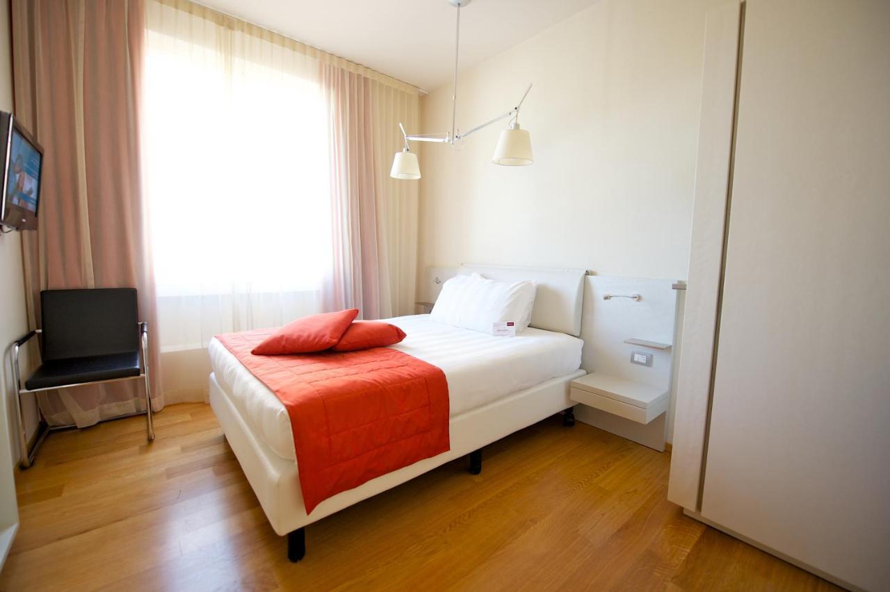 Hotel Mercure Milano Solari Bagian luar foto