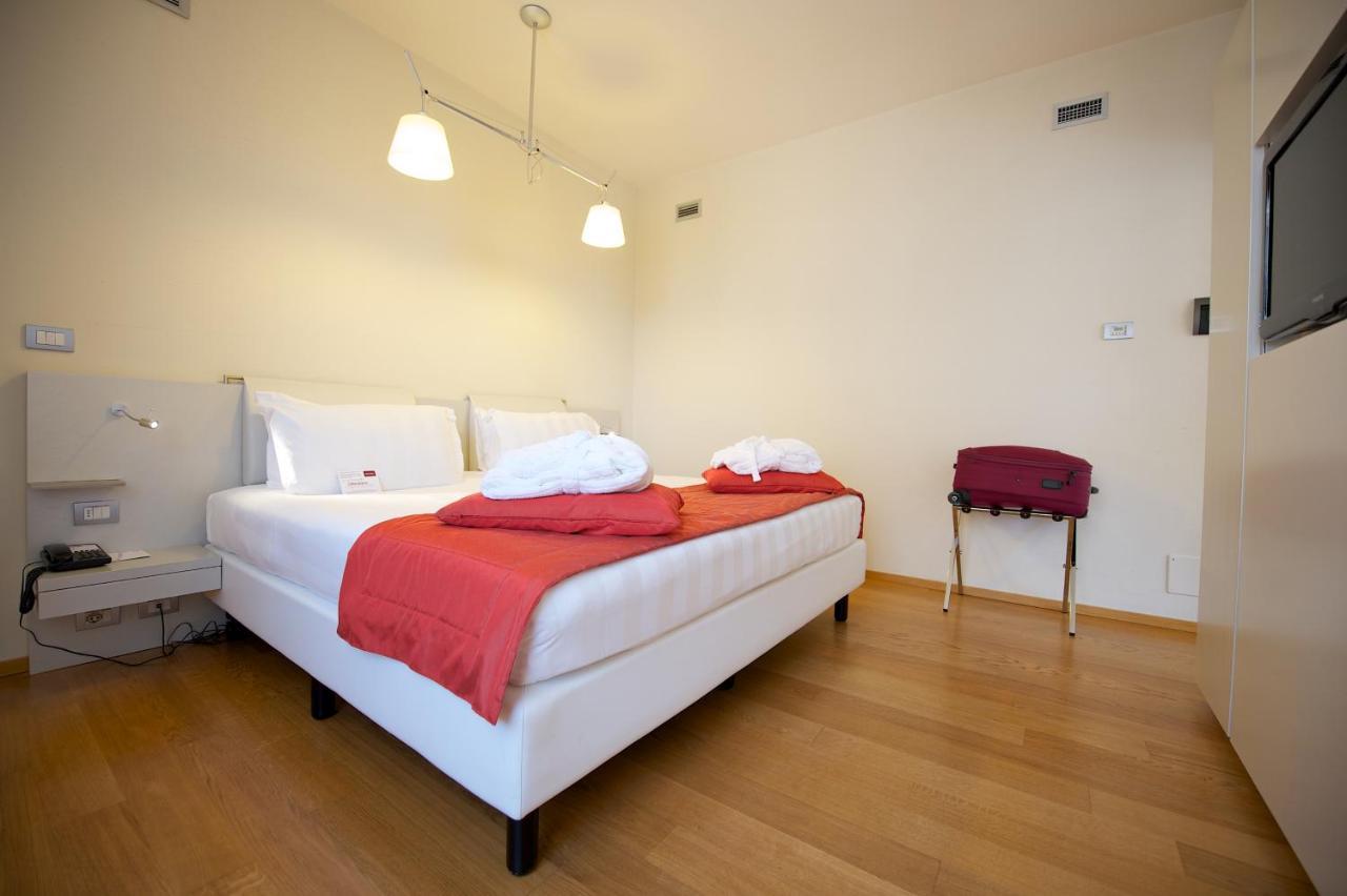Hotel Mercure Milano Solari Bagian luar foto